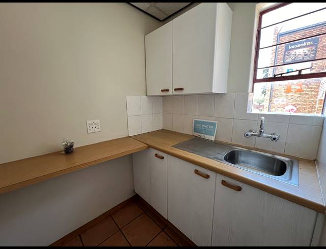 192M² BUSINESS TO LET IN WELTEVREDEN PARK
